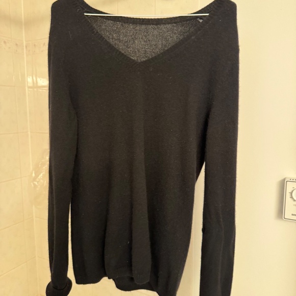 Black cashmere sweater - Picture 2 of 3